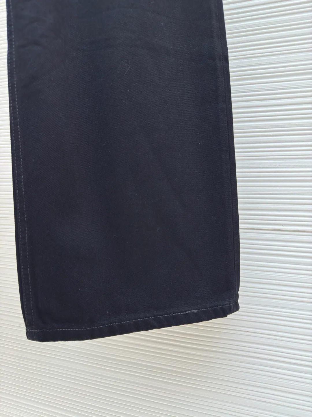 ACNE 25SS basic straight jeans ●Authentic product: purchased and developed at 2699 ●Item number: 1680581-A75 ●Material: machine cotton twill ●Technology: handmade ●Version: fitted version ●Weight: about 845g ●Size: XS-S-M-L ●Description: Natural transition The color is quite subtle, not gray or black, not black, it is too difficult to operate, the retro and nostalgic whiskering color is quite advanced, the inside is also very clean, the chain bike has neat lines, more beautiful, good fixation, and relatively rich layers. The overall wiring is straight and delicate, the fabric is comfortable and soft, and the color is consistent without color difference. It can be matched with the same style to create a fashionable look and control various occasions. Customized accessories, complete with three standards, same style for men and women!